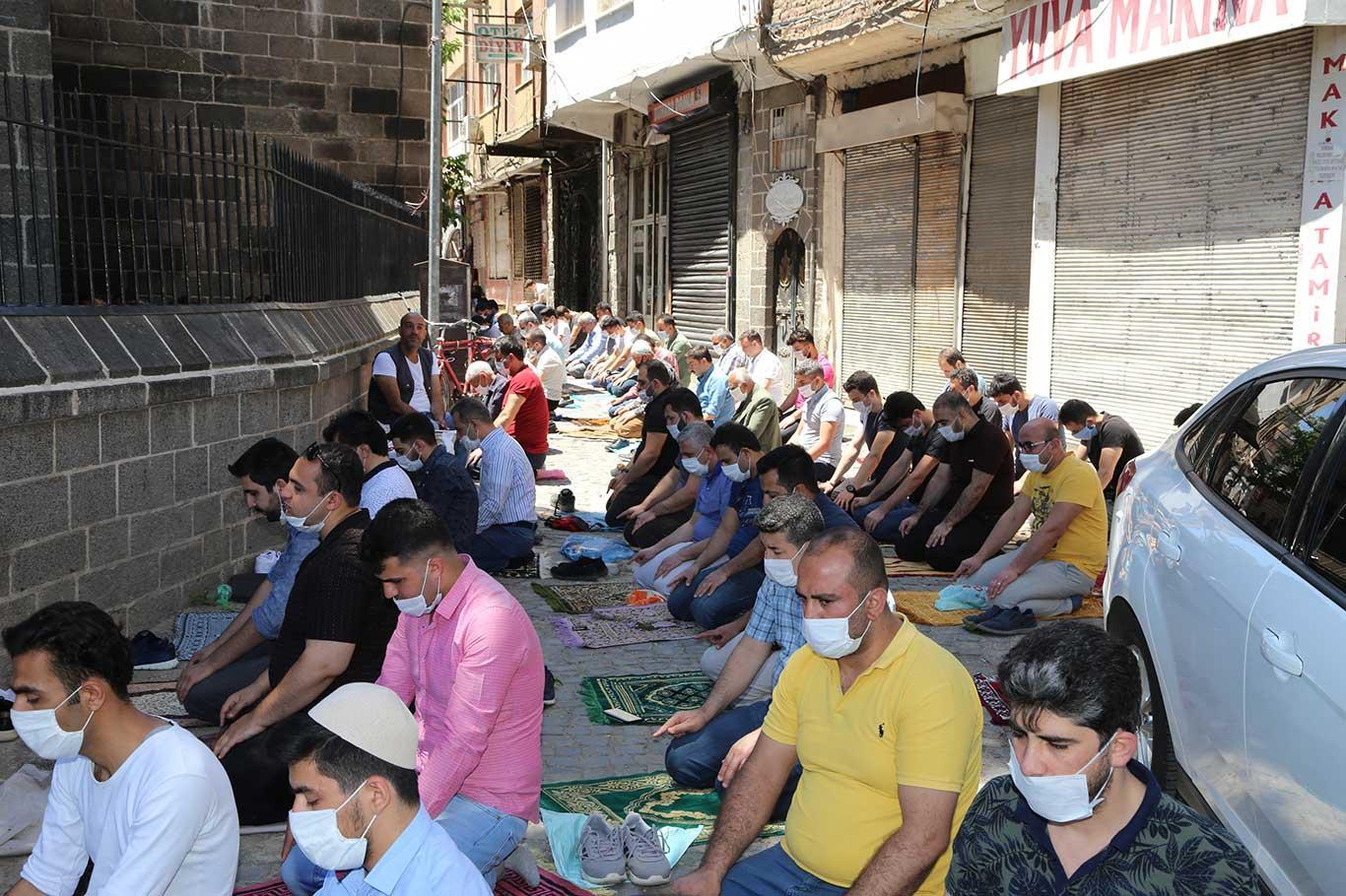 أداء صلاة الجمعة بعد إعادة فتح المساجد